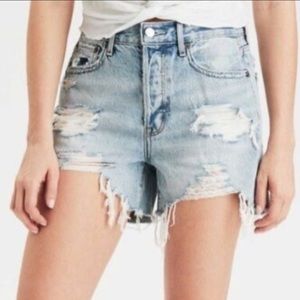 Distressed American Eagle 90’s boyfriend short
